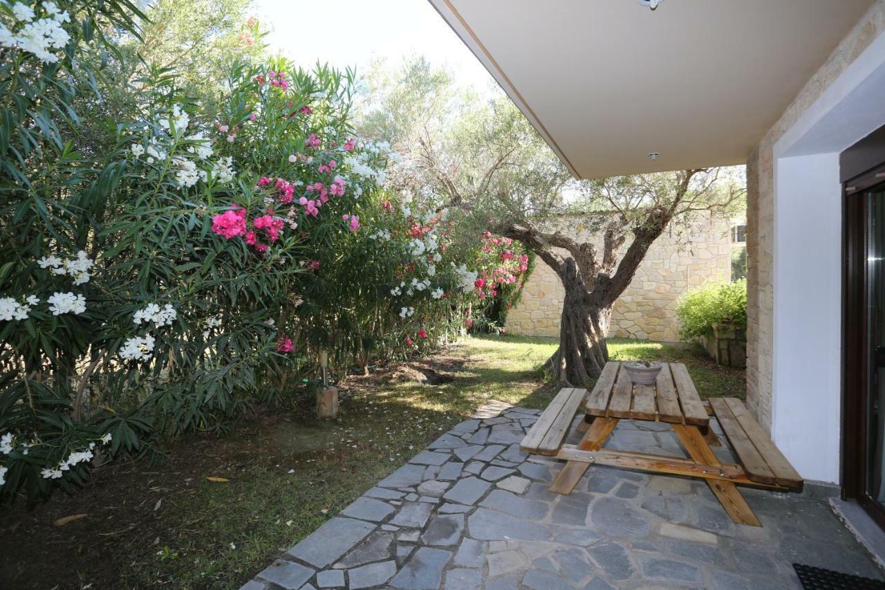 Villa Argo 3 - Beachfront, Big Gardens, Location! 佩科霍里 外观 照片
