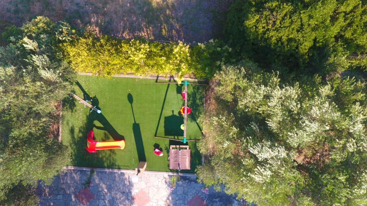 Villa Argo 3 - Beachfront, Big Gardens, Location! 佩科霍里 外观 照片
