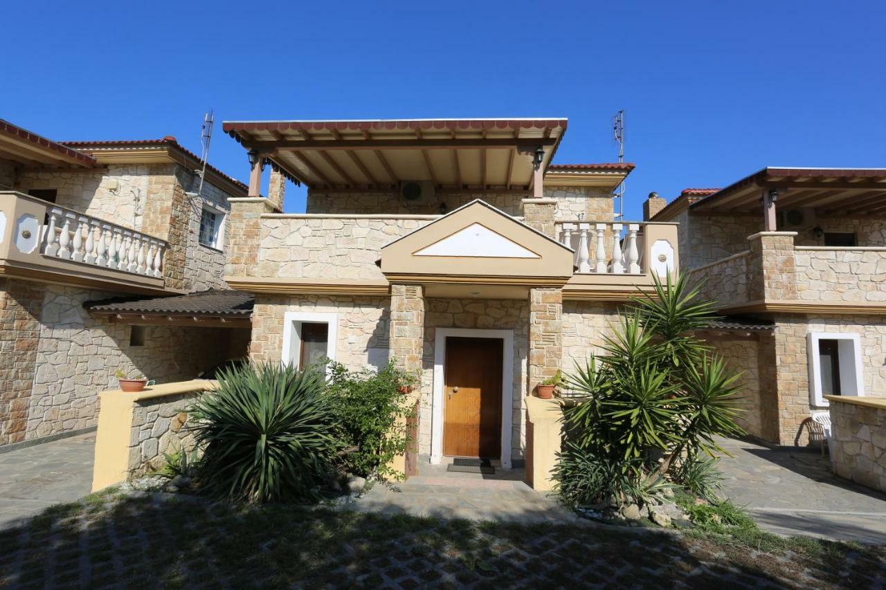 Villa Argo 3 - Beachfront, Big Gardens, Location! 佩科霍里 外观 照片