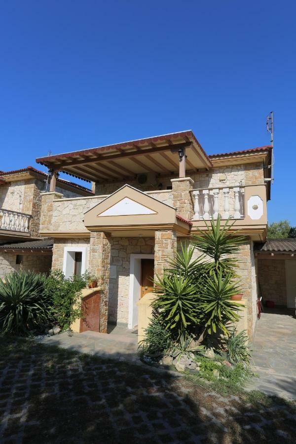 Villa Argo 3 - Beachfront, Big Gardens, Location! 佩科霍里 外观 照片