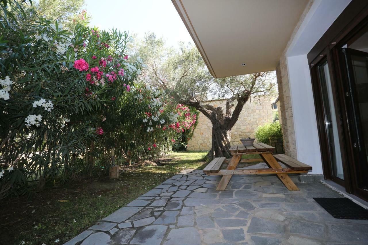 Villa Argo 3 - Beachfront, Big Gardens, Location! 佩科霍里 外观 照片