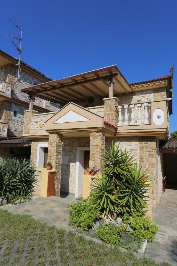 Villa Argo 3 - Beachfront, Big Gardens, Location! 佩科霍里 外观 照片
