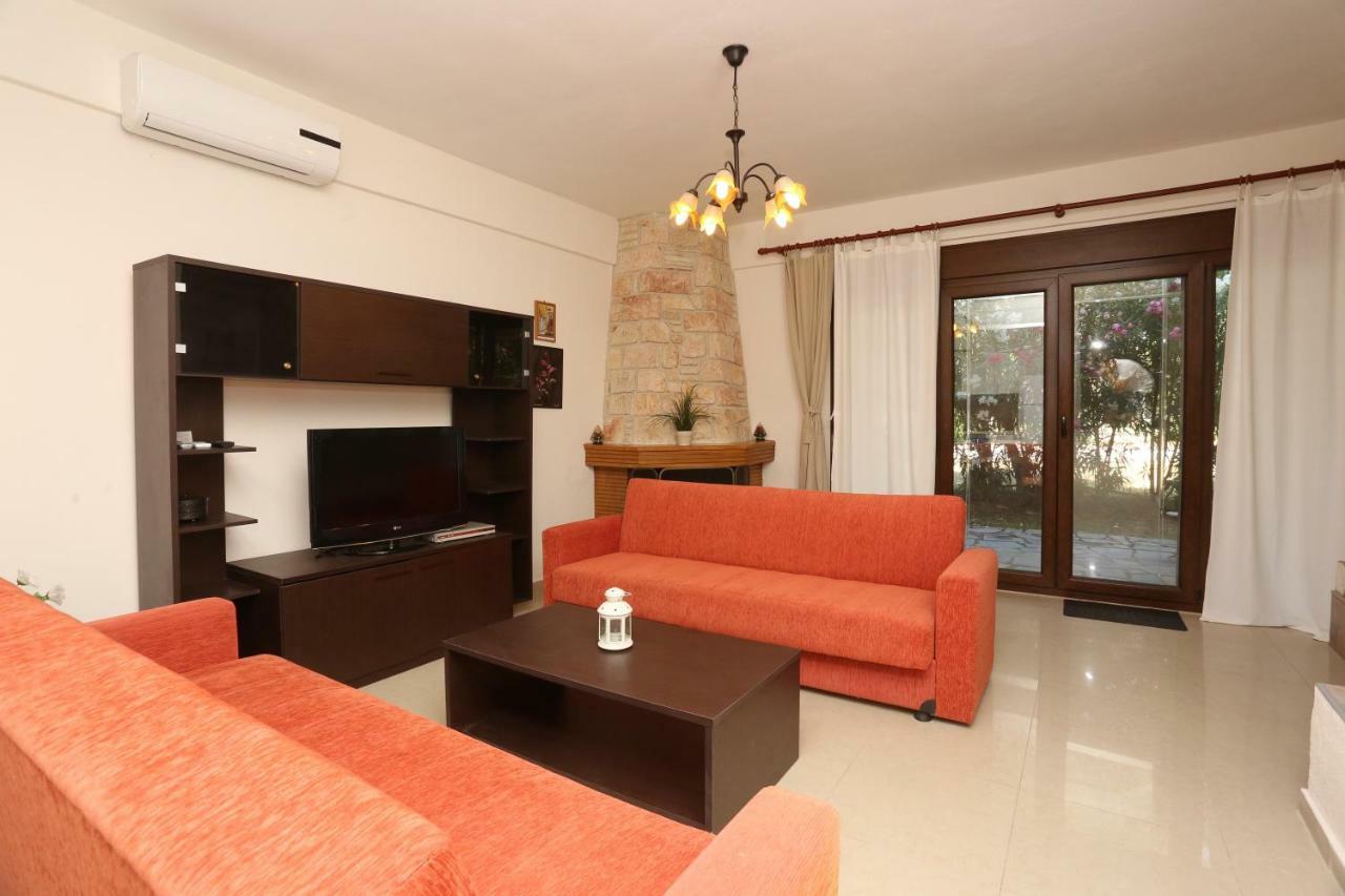 Villa Argo 3 - Beachfront, Big Gardens, Location! 佩科霍里 外观 照片