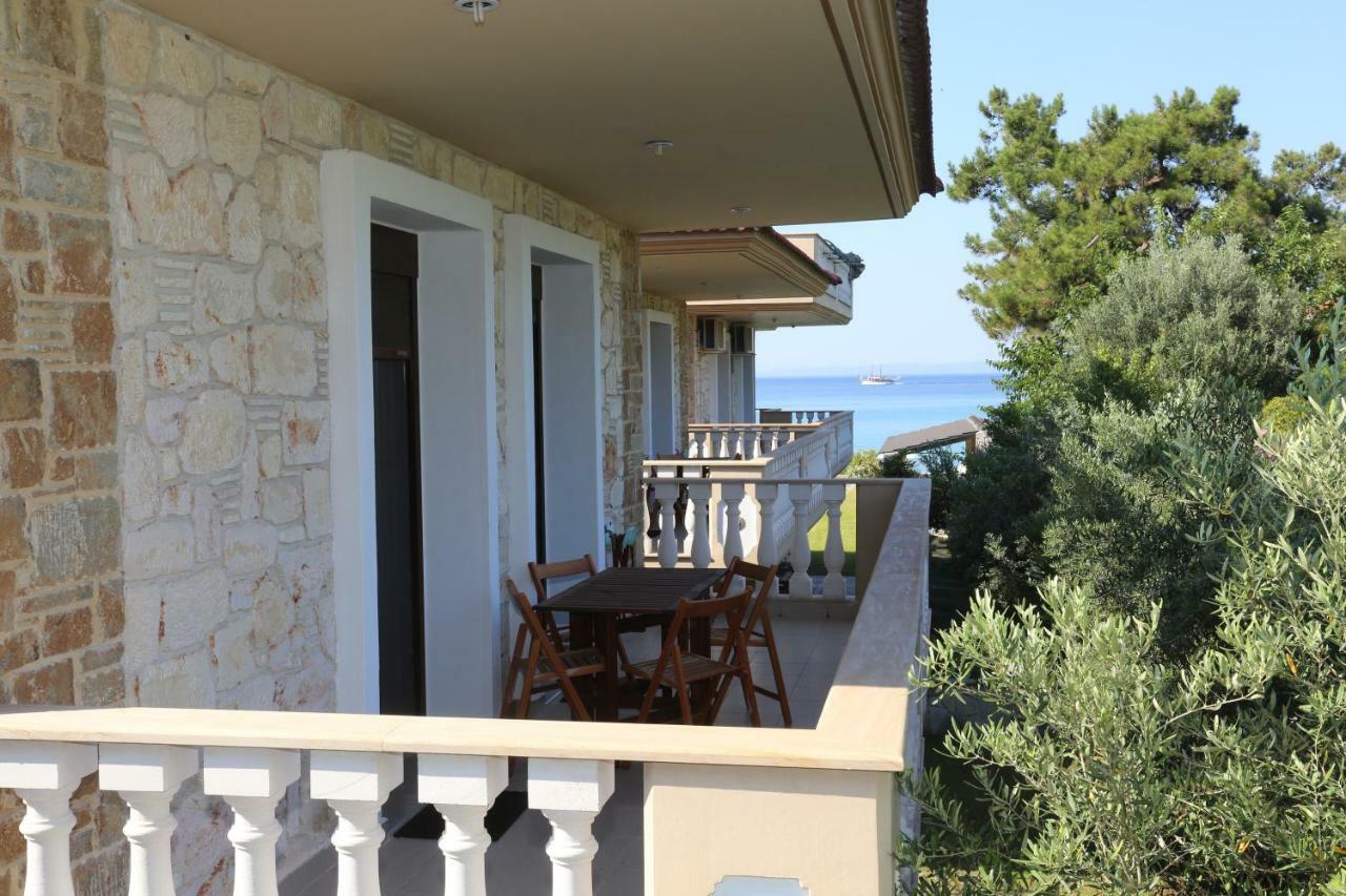 Villa Argo 3 - Beachfront, Big Gardens, Location! 佩科霍里 外观 照片