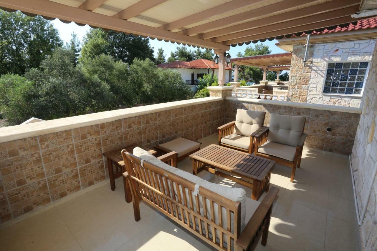 Villa Argo 3 - Beachfront, Big Gardens, Location! 佩科霍里 外观 照片